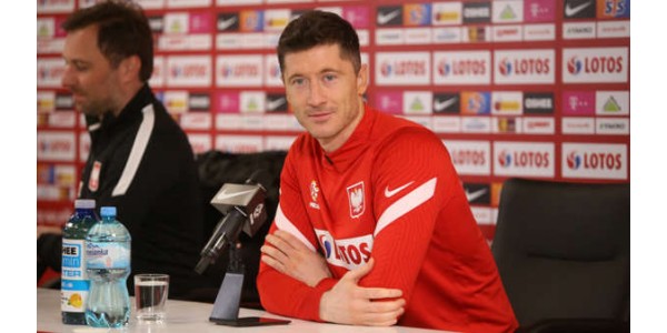 La participación de los futbolistas en la política incide directamente en el sentido del deporte